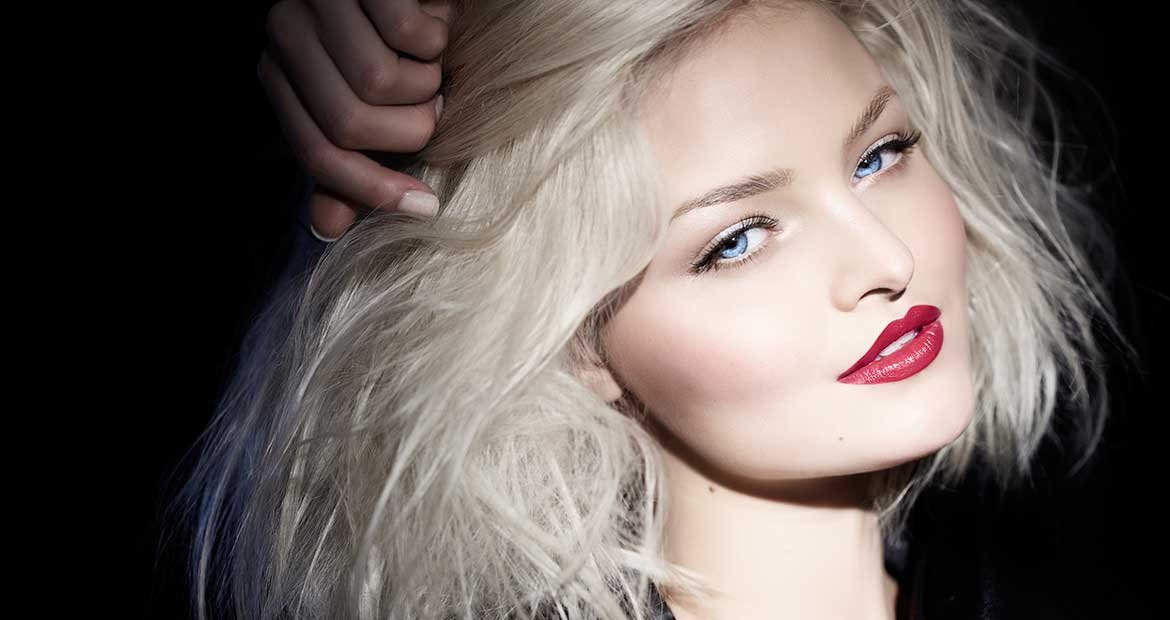 Modelo Dos Olhos Azuis Com Cabelo Platinado